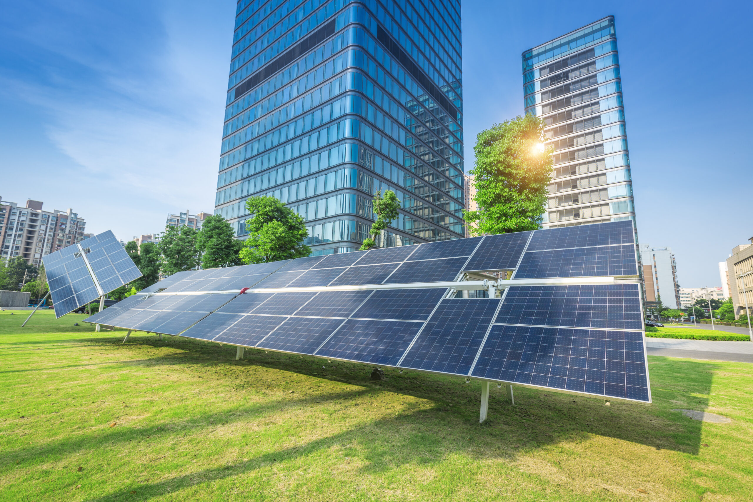 Zero energy building. экодом с солнечными батареями. энергоэффективные здания. зеленые здание с солнечными панелями. Build energy.